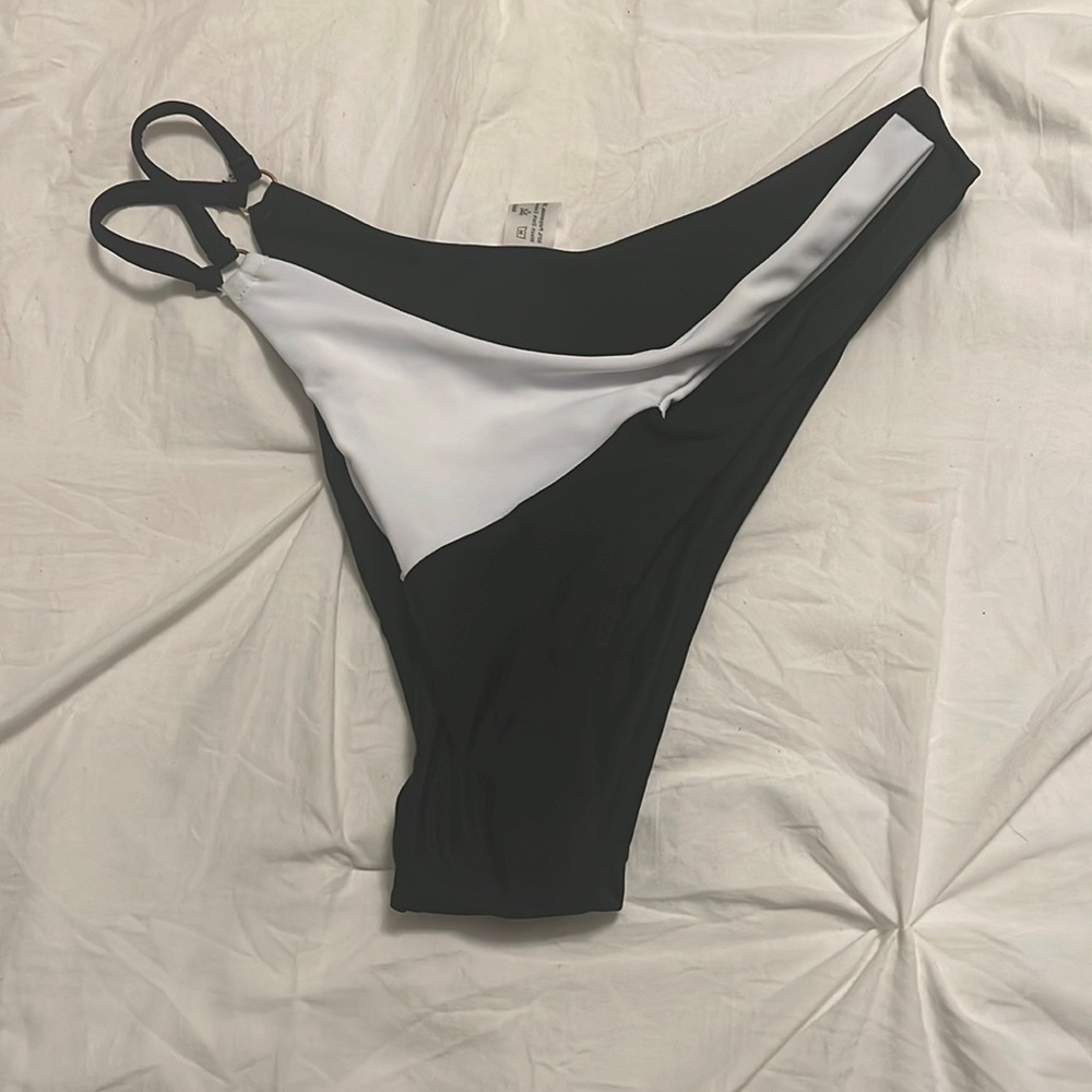 Black and white cheeky swim bottoms